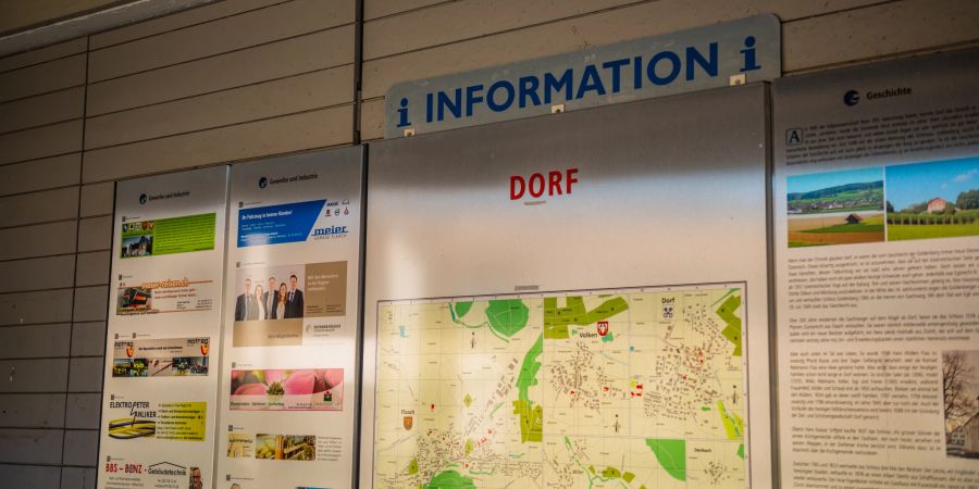 Eine Informationstafel der Gemeinde Dorf im Zürcher Weinland.