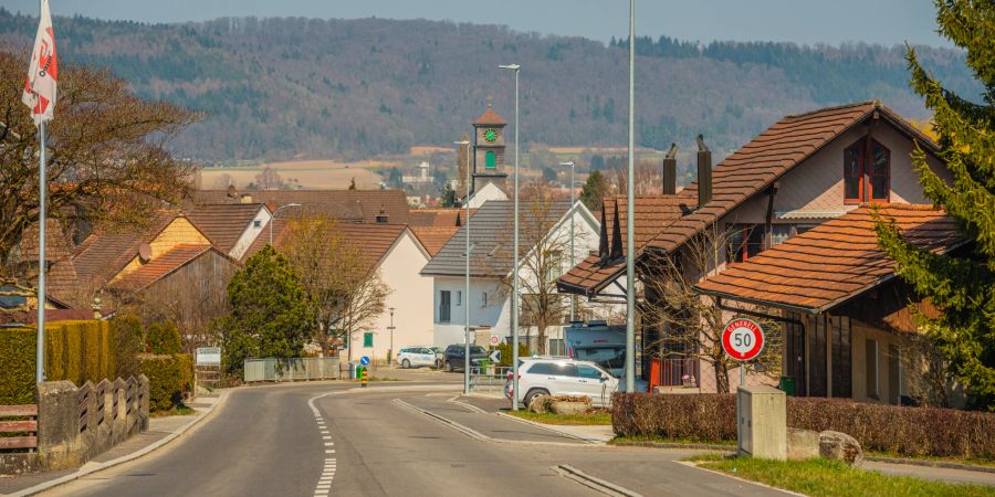 Die Trüllikerstrasse, Ortseinfahrt der Gemeinden Basadingen-Schlattingen.