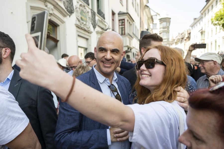 Bundesrat Alain Berset posiert für Selfies mit den Bewohnern während der Bundesratsfeier 2022 in Schaffhausen.