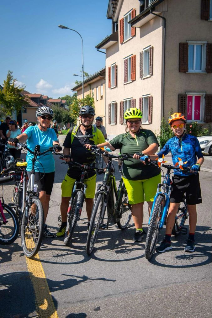 Ruth, Remo, Tanja und Louan aus Rorschacherberg geniessen das herrliche Wetter auf dem Fahhrad.