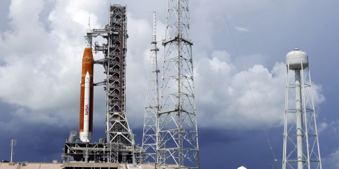 Die «Artemis 1»-Rakete steht für den Start am Montag im Kennedy Space Center bereit. (AP Photo/John Raoux) artemis 1