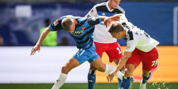 Miro Muheim (r.) im Einsatz für den HSV. Miro Muheim HSV