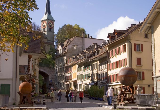 Gut sichtbar thront die über 500-jährige reformierte Kirche über der Metzgergasse. Was man nicht sieht: Hier loderte vor 300 Jahren ein verheerender Stadtbrand, dem ein grosser Teil von Burgdorf zum Opfer fiel. Auch den herrlichen, gotischen Lettner der Kirche (und die wichtige Information, was überhaupt ein Lettner ist ...) verpasst ihr, wenn ihr einfach ein bisschen durch die Stadt schlendert. sdf