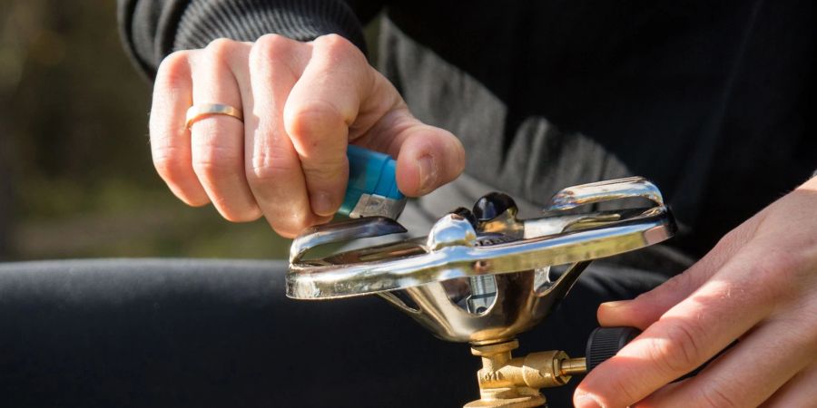 Bei vielen Gaskochern braucht man zum Entzünden ohnehin Feuerzeug oder Streichholz - doch auch bei Kochern mit Piezo-Zündung sollte man eins von beiden parat haben, falls die Zündung streikt.