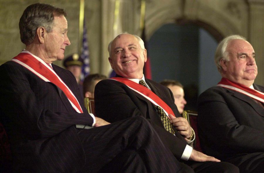 Der frühere US-Präsident George Bush (l-r), der frühere russische Präsident Michail Gorbatschow und der frühere Bundeskanzler Helmut Kohl (CDU) sitzen nebeneinander