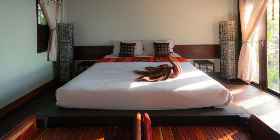 Manchmal stellen die Gastgeber auch ein ganzes Zimmer mit Bett zur Verfügung – es muss nicht immer die Couch sein.