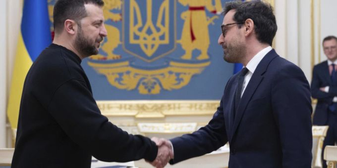HANDOUT - Wolodymyr Selenskyj, Präsident der Ukraine, schüttelt die Hand von Stephane Sejourne, der französische Aussenminister. Das Foto stellte das Pressebüro des ukrainischen Präsidenten während Sejournes Besuchs in Kiew zur Verfügung. Foto: -/Ukrainian Presidential Press Office/AP/dpa - ACHTUNG: Nur zur redaktionellen Verwendung und nur mit vollständiger Nennung des vorstehenden Credits HANDOUT - Wolodymyr Selenskyj, Präsident der Ukraine, schüttelt die Hand von Stephane Sejourne, der französische Aussenminister. Das Foto stellte das Pressebüro des ukrainischen Präsidenten während Sejournes Besuchs in Kiew zur Verfügung. Foto: -/Ukrainian Presidential Press Office/AP/dpa - ACHTUNG: Nur zur redaktionellen Verwendung und nur mit vollständiger Nennung des vorstehenden Credits