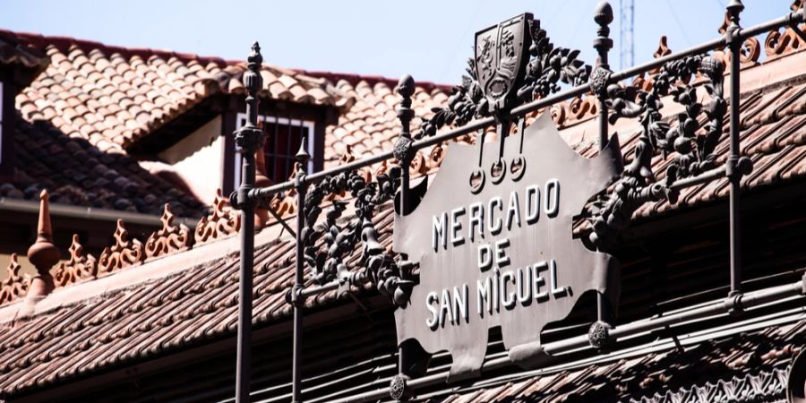 Aussenfasse Mercado de San Miguel Schriftzeichen