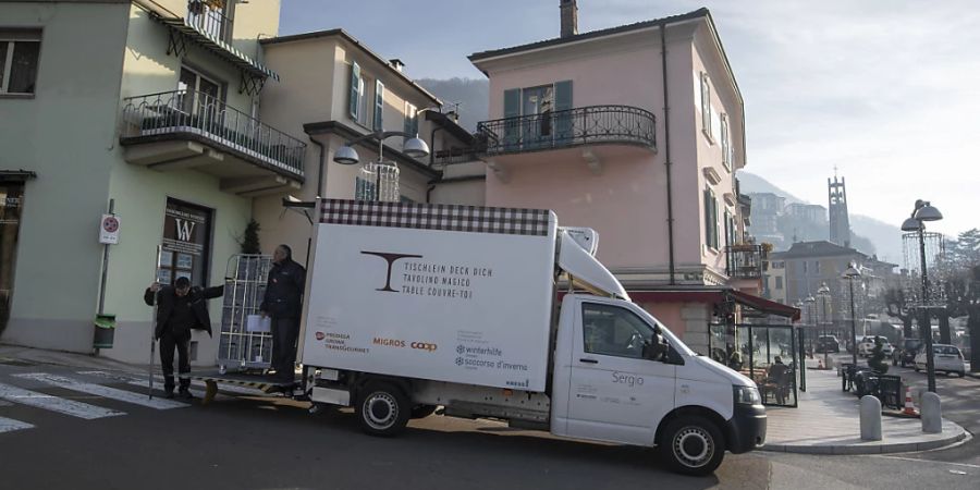 Ein Lieferwagen der Organisation «Tischlein deck dich» auf dem Weg zu einer Abgabestelle im Tessin. (Archivbild)