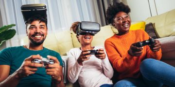 Familie beim Gaming mit VR-Brillen