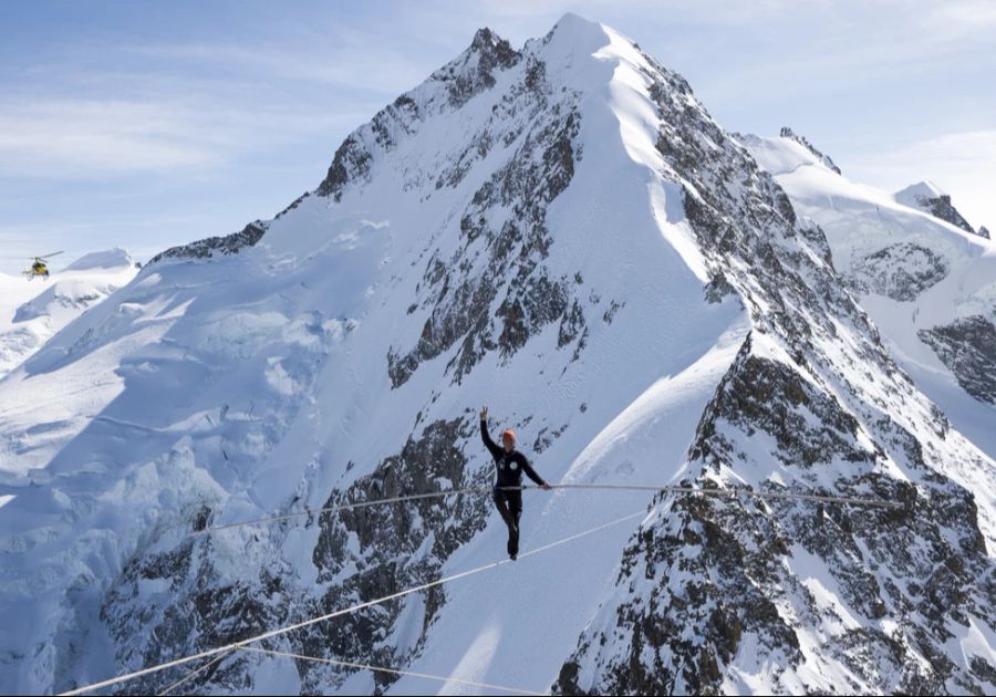 Freddy Nock geht auf einem Seil in Richtung Piz Prievlus im Graubünden. Er legte 350 Meter Strecke in einer Höhe von 3500 Metern zurück.