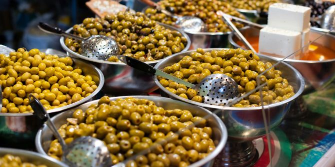oliven in schüsseln
