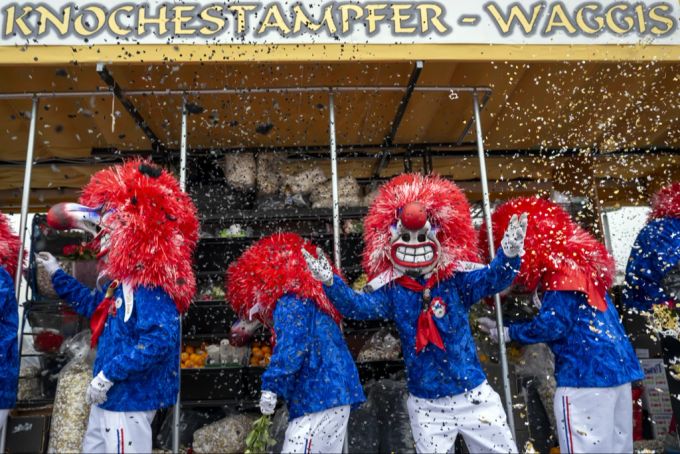 Die Knochestampfer Waggis werfen Räppli am Cortege am dritten und letzten der «Drey scheenschte Dääg», an der Fasnacht in Basel 2023. (Archivbild) onlinereports basel