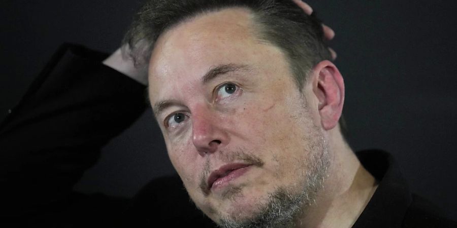 Der Kurzbotschaftendienst X hat unter seinem Besitzer Elon Musk weltweit mehr als tausend Mitarbeiter entlassen, die für die Moderation von Inhalten und gegen die Verbreitung von Hassrede zuständig waren. (Archivbild)