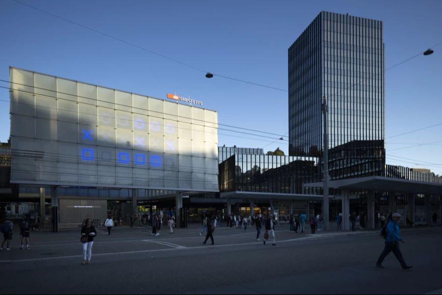 Am Bahnhof St. Gallen führte eine Zivilpatrouille am Freitagabend eine Kontrolle durch. Dabei mischten sich drei Teenagerinnen ein und beschimpften und schlugen die Polizisten.