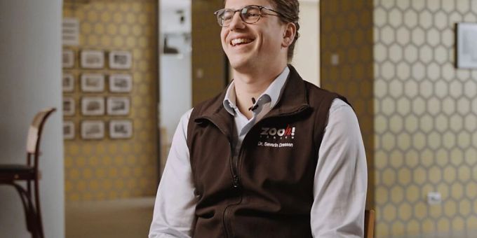 Severin Dressen ist Direktor des Zürich Zoos. Im Video «In her Chair» hat er Fragen beantwortet, die gegenüber Frauen normal sind, gegenüber Männern jedoch absurd wirken. Severin Dressen ist Direktor des Zürich Zoos. Im Video «In her Chair» hat er Fragen beantwortet, die gegenüber Frauen normal sind, gegenüber Männern jedoch absurd wirken. Das hat ihn zum Grübeln gebracht - aber auch zum nonchalanten Lachen.