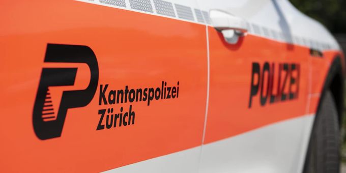 Eine Polizeipatrouille erkannte am Donnerstagmorgen an einer Bushaltestelle in Volketswil einen jungen Mann, der auf das Signalement des gesuchten Täters passte. (Archivbild) Polizeipatrouille