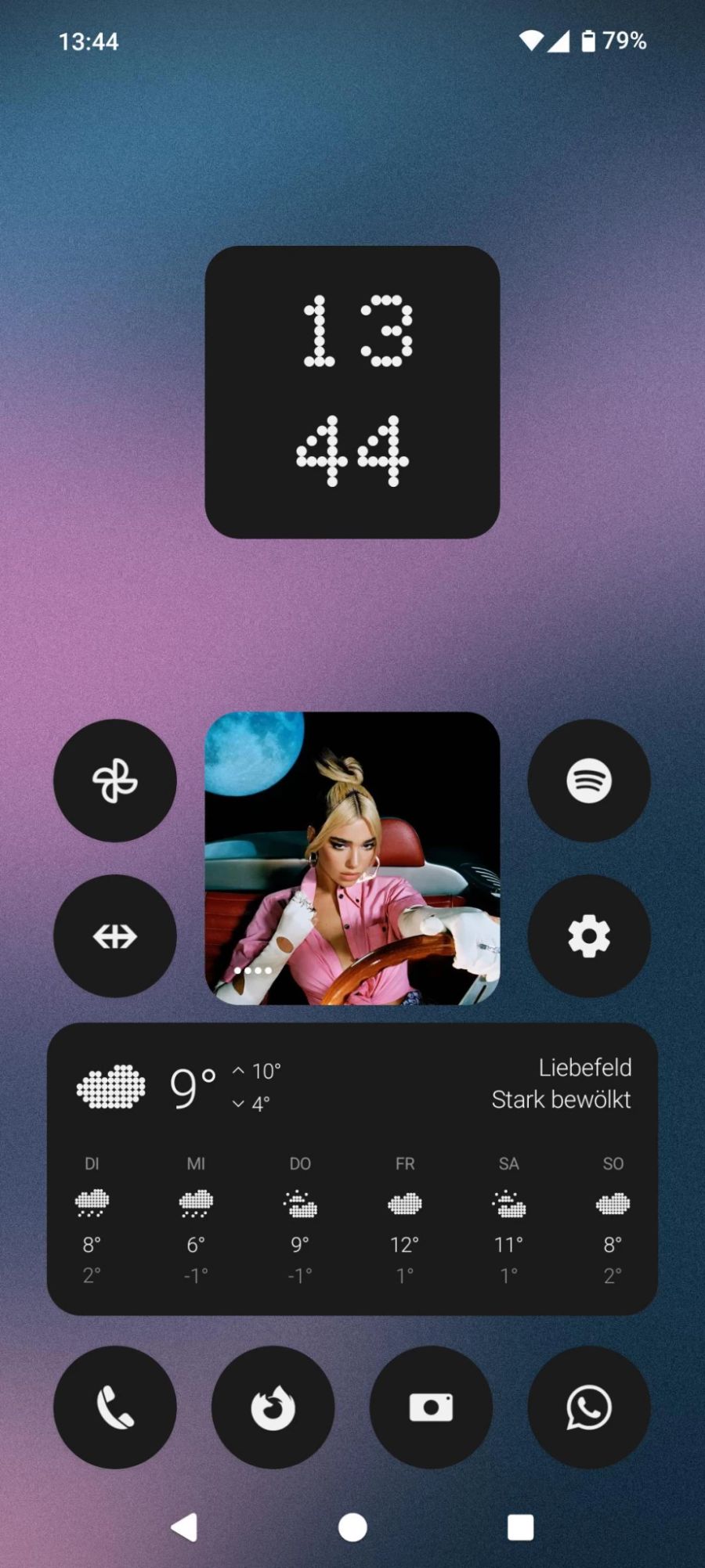 Man kann über die eigenen Widgets von Nothing OS zum Beispiel das Album-Cover des aktuell laufenden Songs oder das Wetter für die kommende Woche anzeigen lassen.