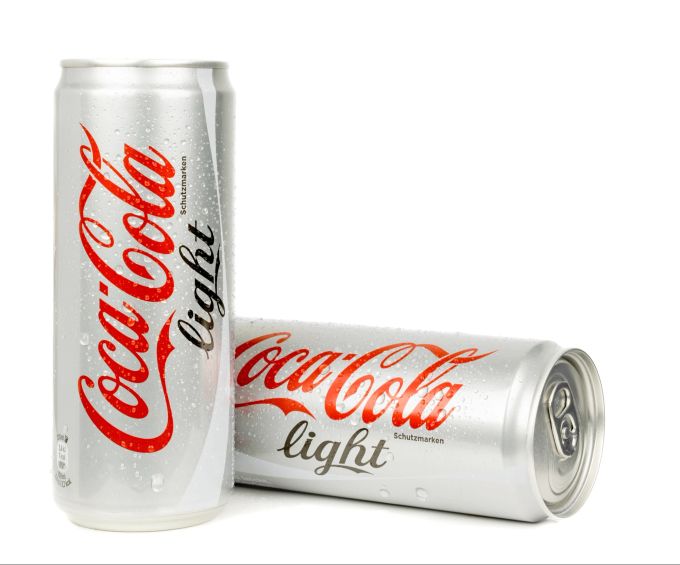 Vor allem als Zuckeralternative bei Erfrischungsgetränken hat sich Süssstoff einen Namen gemacht. Zwei Dosen Cola light