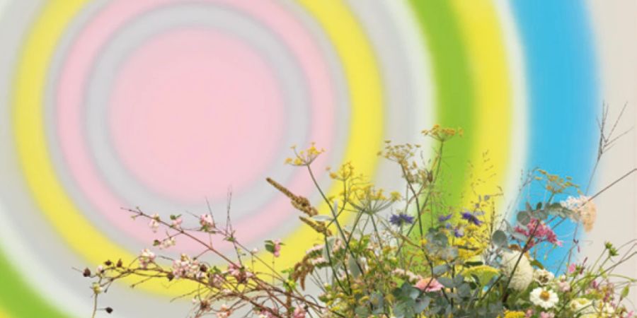 Die florale Interpretation von Heidi Huber (Frauenfeld) zu Ugo Rondinones Werk «viertermaineunzehnhundertzweiundneunzig» ist ab dem 5. März in Aarau zu sehen.