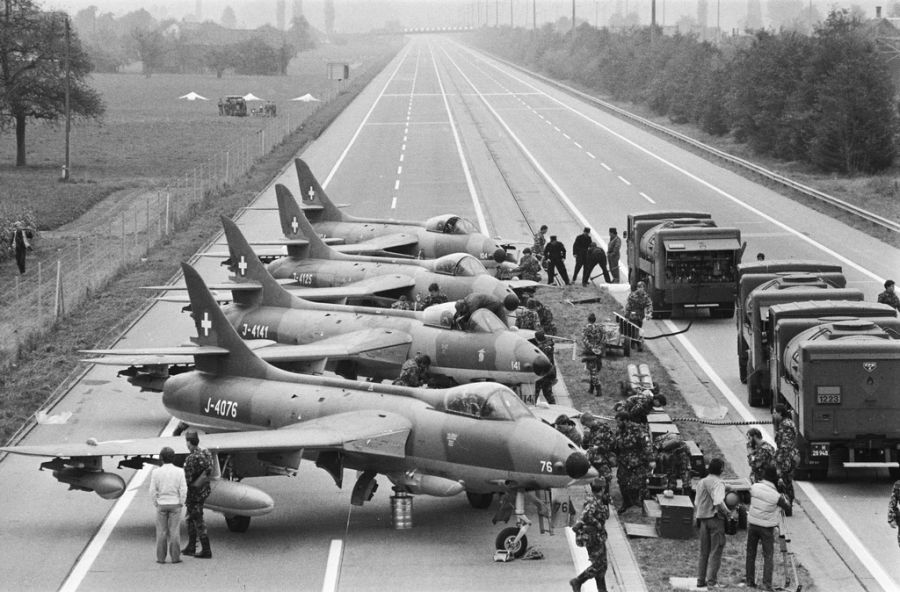 Auf einem abgesperrten Teil der Autobahn bei Walenstadt SG führt am 15. Oktober 1985 die Luftwaffe der Schweizer Armee eine Übung mit Kampflugzeugen durch. Die Hawker Hunter Flugzeuge werden aufgetankt.