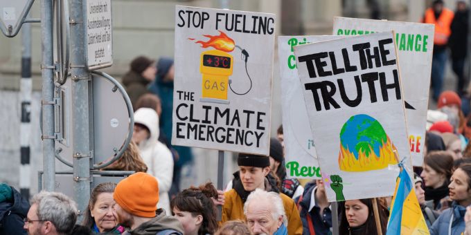 Beim Klimawandel wäre es angebrachter, von einer «Klimakrise» beziehungsweise «-katastrophe» zu sprechen, sagt Klimastreik Schweiz. sds klimastreik
