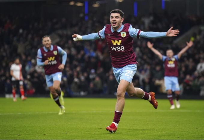 Zeki Amdouni hat sich bei Burnley auf Anhieb als Stammspieler etabliert. Zeki Amdouni Fabian Rieder
