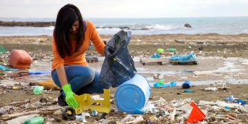 Freiwilligenarbeit Küsten Plastik sammeln