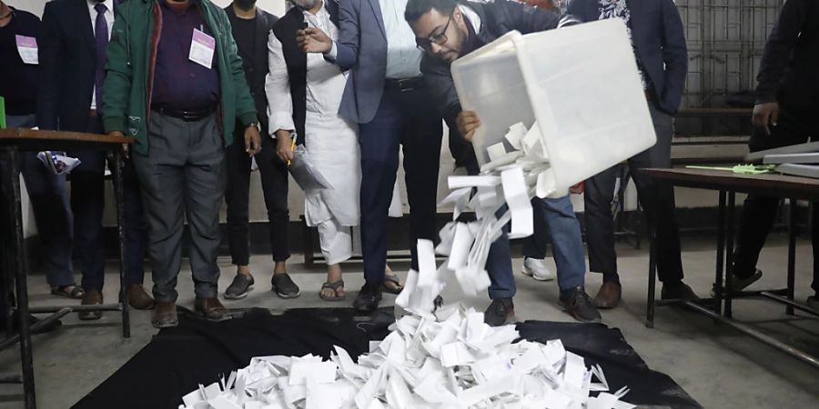 Beamte bereiten sich auf die Auszählung der Stimmen für die Parlamentswahl in Bangladeshvor. Foto: Mahmud Hossain Opu/AP/dpa