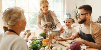 Familie kocht zusammen