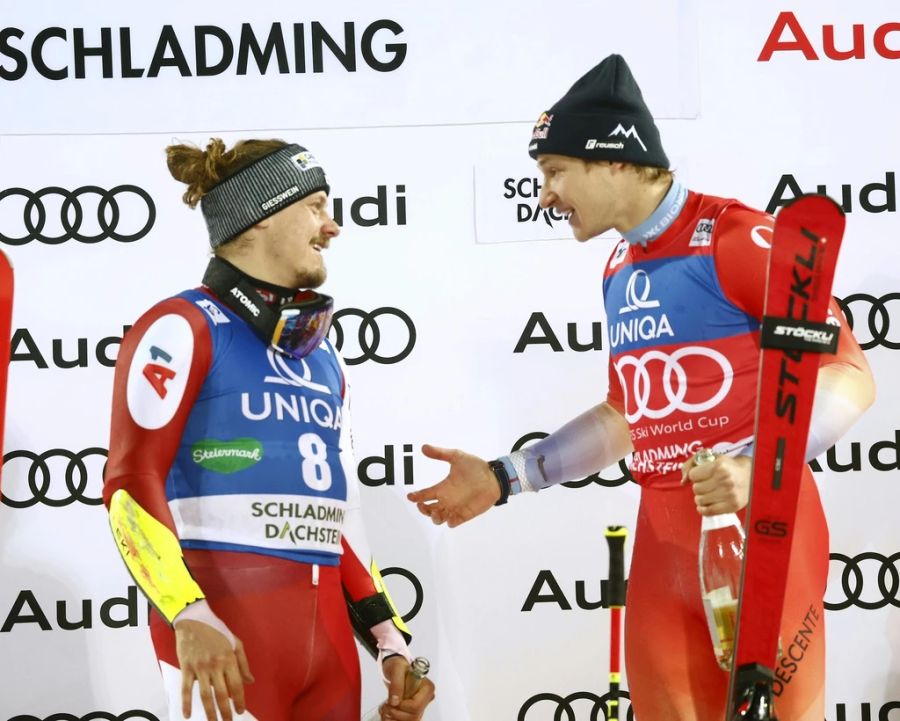 Marco Odermatt (rechts) spricht mit Manuel Feller über seine Aufholjagd.