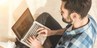 Mann mit dem Laptop online