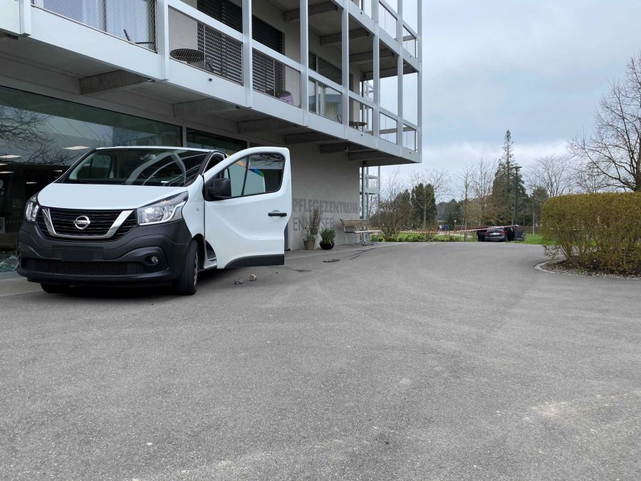 Der Autofahrer prallte gegen einen Lieferwagen.