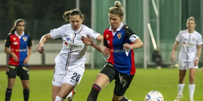 Zürichs Fabienne Humm, links, gegen Basels Jana Vojtekova. FC Zürich FC Basel