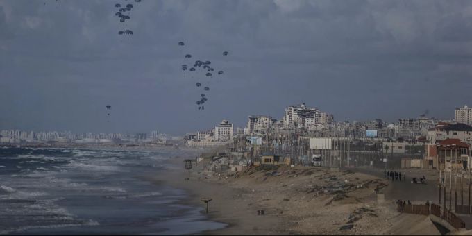 Mehrere Länder werfen zusammen Hilfsgüter über dem Gazastreifen ab. (Archivbild) Israel-Gaza-Krieg
