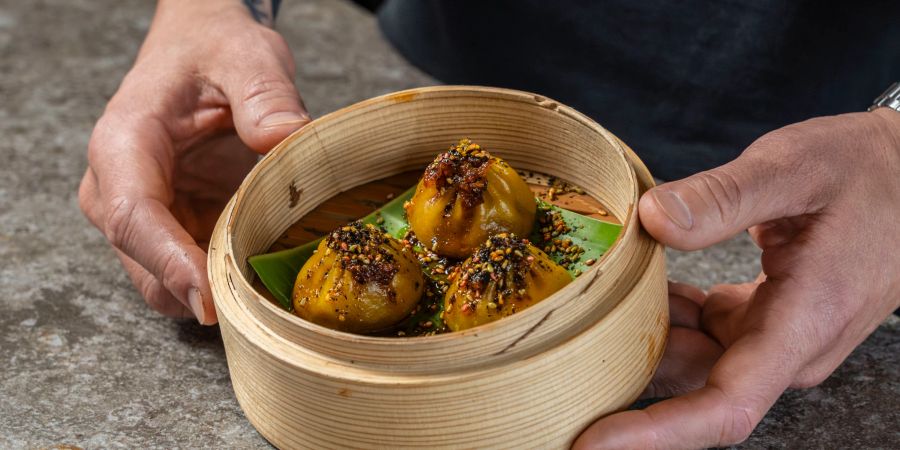 Hier zu sehen: die Pork-Belly-Dumplings mit Gewürztopping.