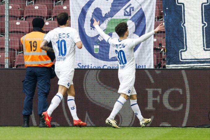 Simone Pafunde (re.) feiert sein Tor für Lausanne gegen Servette. Servette Lausanne Super League