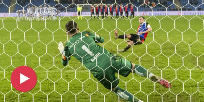 Beim Cup-Aus - Hier rutscht FCB-Captain Frei im dümmsten Moment aus