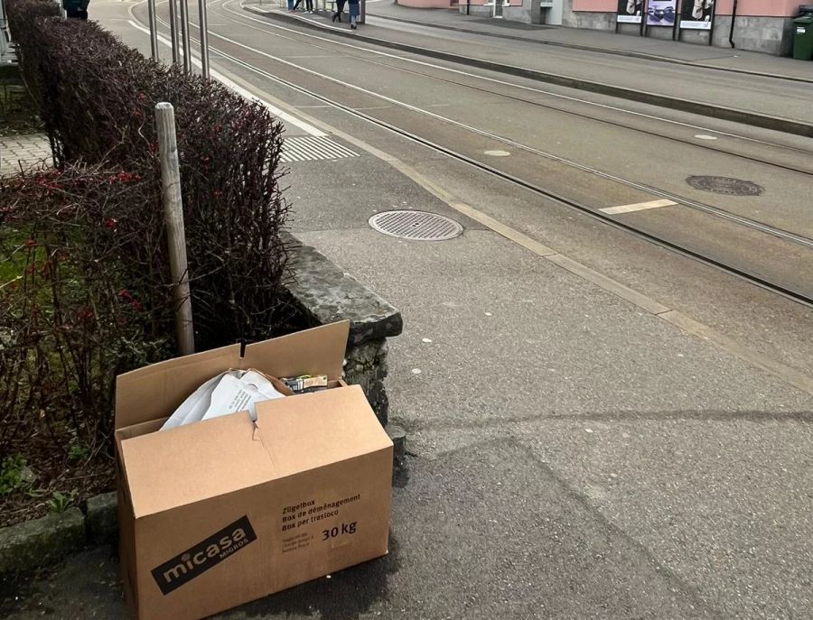 Er selbst hatte seine Kartonschachtel im Mülleimer deponiert – aber direkt neben der Tramhaltestelle liegt Karton einfach auf der Strasse.