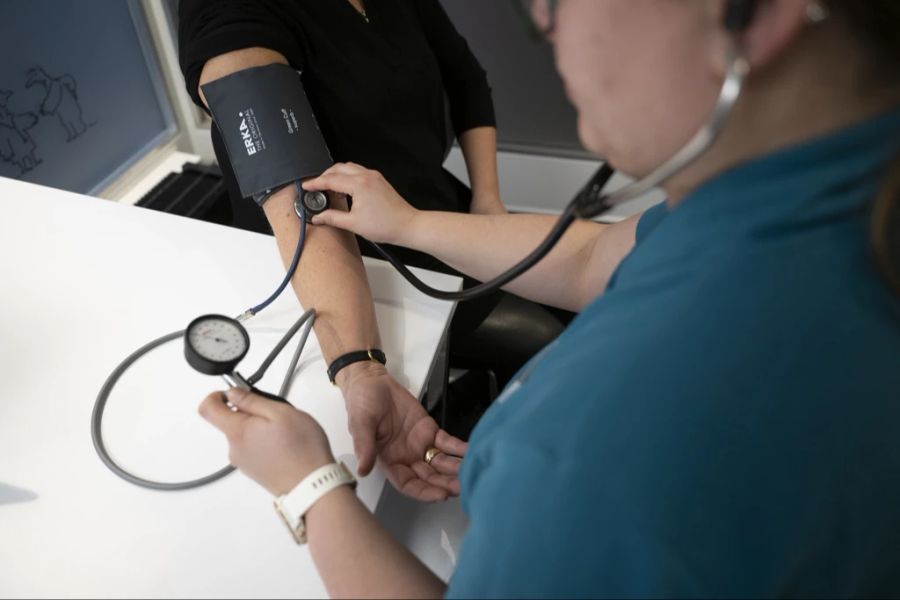 Die obligatorische Krankenpflegeversicherung (OKP) verzeichnete eine Steigerung der Gesundheitskosten von 4,6 Prozent gegenüber dem Vorjahr. (Symbolbild)