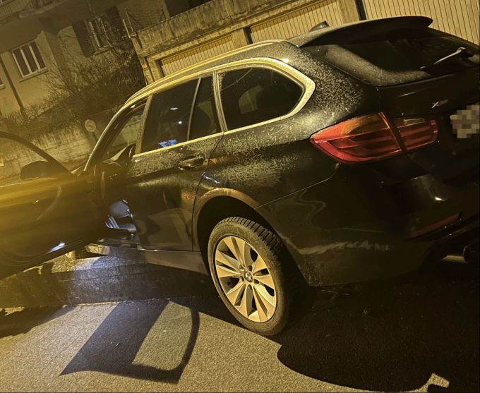 Der Fahrer fuhr auf eine Mauer auf. Fahrer