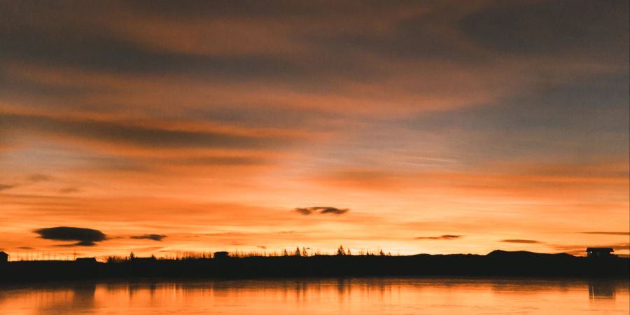 Sonnenuntergang über einem See.