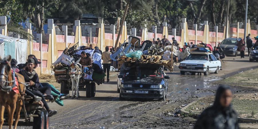 Palästinensische Familien fliehen vor den anhaltenden israelischen Angriffen auf Chan Junis in Richtung Rafah. Foto: Mohammed Talatene/dpa