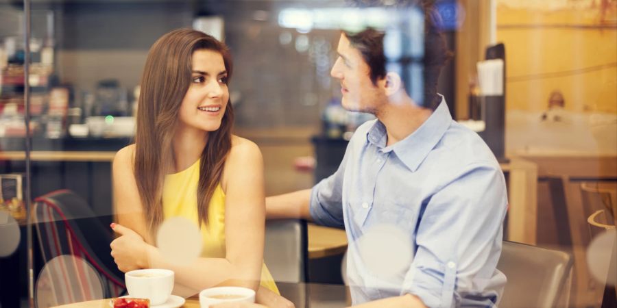 frau und mann flirten in café