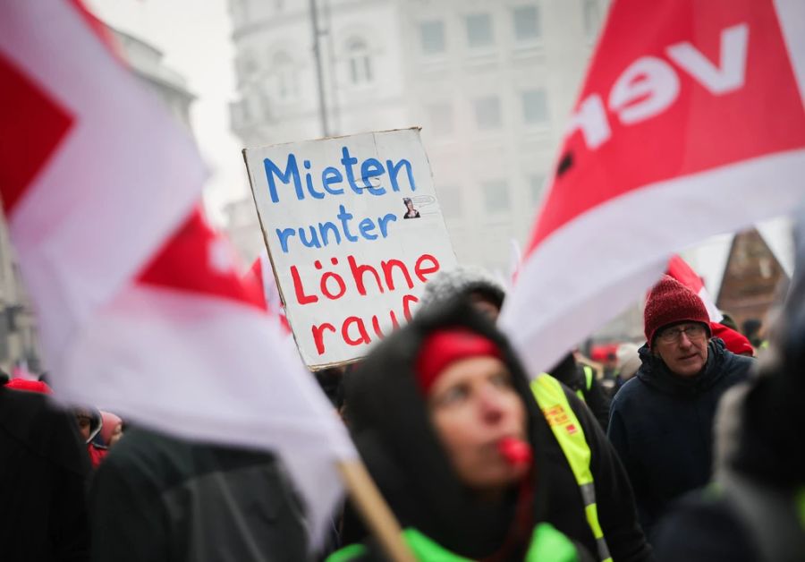 Die AfD präsentiere vermeintlich einfache Lösungen für die Menschen und biete ihnen Sicherheit. Aus diesem Grund erfreue sich die Partei wachsendem Zulauf. (Symbolbild)