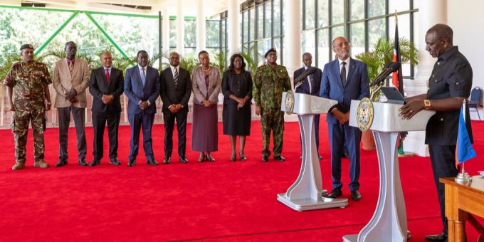 Kenias Präsident William Ruto (2.v.r) and Haitis Interimspremier Ariel Henry (r.) haben sich auf die Entsendung von 1000 kenianischen Polizeikräften nach Haiti geeinigt. Henry Ruto Haiti Kenia