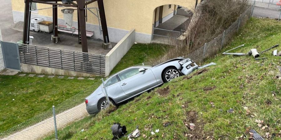 Selbstunfall mit Auto.