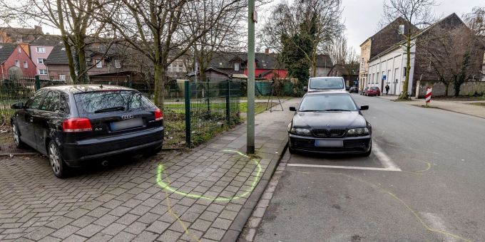 Nur noch die gelben Markierungen der Polizei erinnern an den Messerangriff auf zwei Kinder in Duisburg. Messerangriff