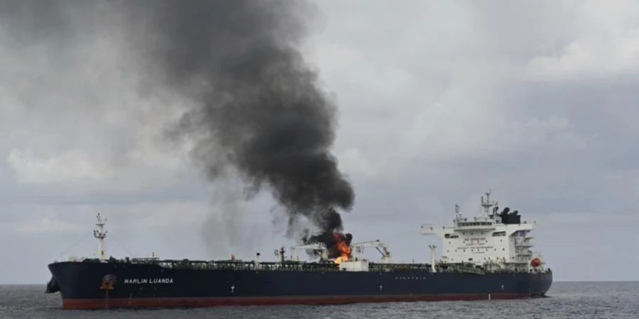 HANDOUT - Auf diesem Foto ist der Öltanker «Marlin Luanda» zu sehen, der nach einem Angriff im Roten Meer brennt. Foto: Indian Navy/AP/dpa - ACHTUNG: Nur zur redaktionellen Verwendung und nur mit vollständiger Nennung des vorstehenden Credits