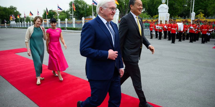 Bundespräsident Frank-Walter Steinmeier und seine Frau Elke Büdenbender (l) werden von Thailands Premierminister Srettha Thavisin und dessen Frau Pakpilai Thavisin am Government House in Bangkok begrüsst.